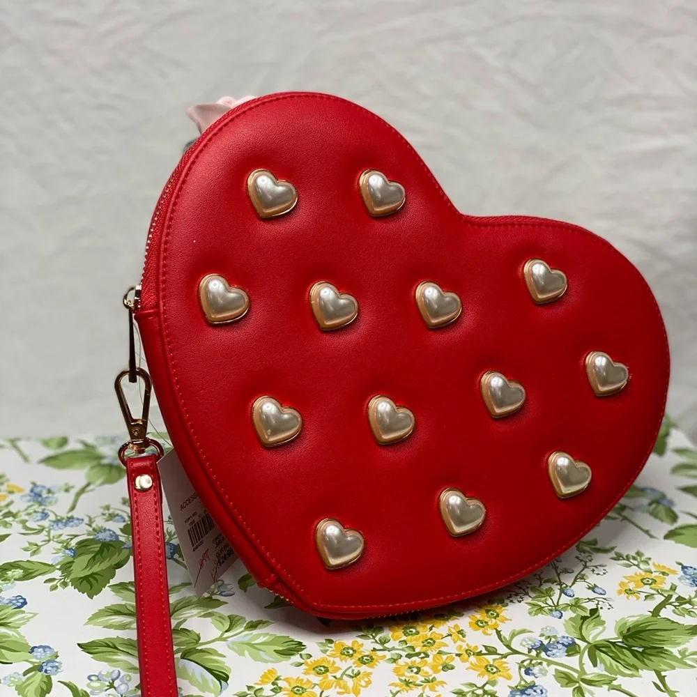 Cato fashion, heart clutch zipper ,red color (NWT) - Picture 1 of 3